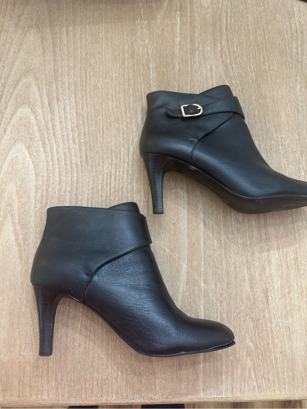 Banana Republic Black Leather Heeled Ankle Booties with Buckle – Size 8.5